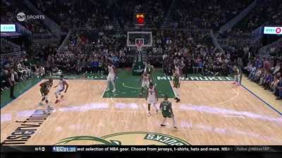 [Highlight] Dame-Giannis PnR for the Giannis basket (with replay)