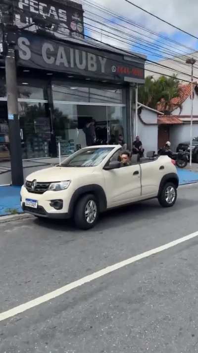 &Eacute; esse o carro zero mais barato no Brasil? Voc&ecirc;s choram de barriga cheia, logo um convers&iacute;vel lindo!!!! Kwid Cabriolet?