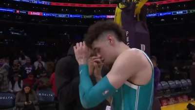 [Highlight] LaMelo Ball with the post-win handshake celebration