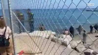 Aproximadamente 8 mil imigrantes ilegais tentaram entrar na cidade espanhola de Ceuta vindas do Marrocos nos &uacute;ltimos dois dias em um fluxo gigante, a maioria delas nadando ao redor de quebra-mares e cruzando a fronteira para chegar ao enclave espanhol no 