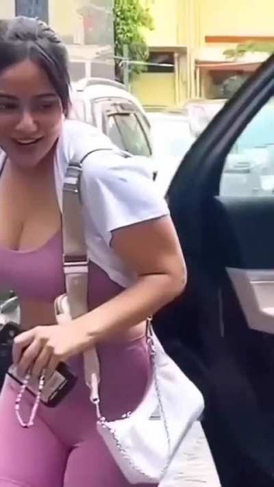 Neha Sharma Bounc<wbr>ing🍎😋