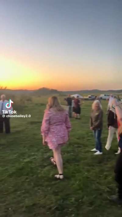 Girl gets mad she didn&rsquo;t catch the bouquet