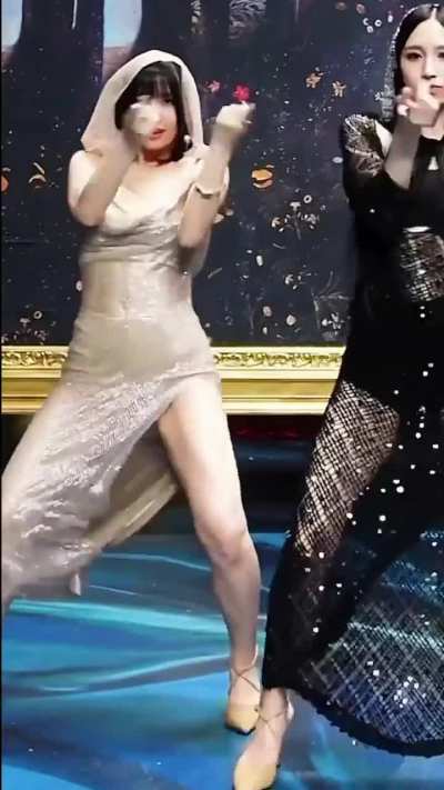 Twice - Momo “do not touch” focus