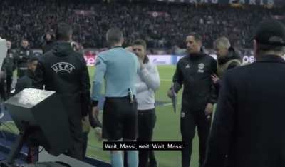 🎙Referee cam: New footage and audio of the VAR check for #mufc&rsquo;s 90&rsquo; winning penalty against PSG 🔴