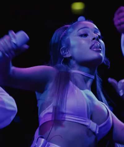 Ariana Grande bouncing tities 🖤💜
