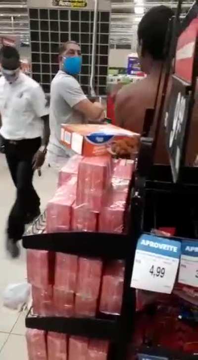 Crazy dude stabs security guard at carrefour in brazil
