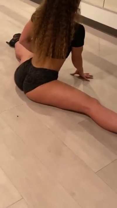 Splits twerk