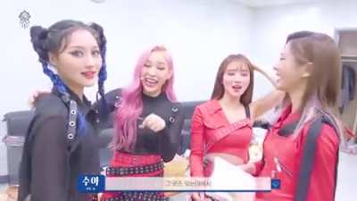 Gahyeon reacting to Siyeon's nose ring