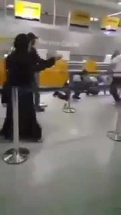 This man retaliates after his wife is pushed to the ground by Brussels police!