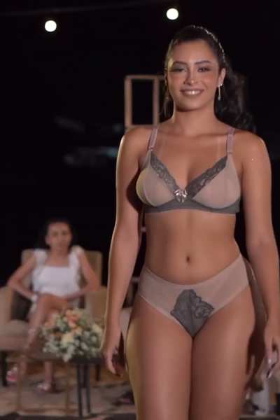 Big booty catwalk model ID?