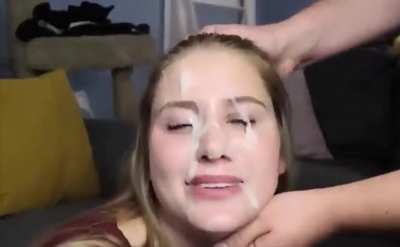 A cutie who thinks she's so pretty with cum on her face that she ends it with a selfie