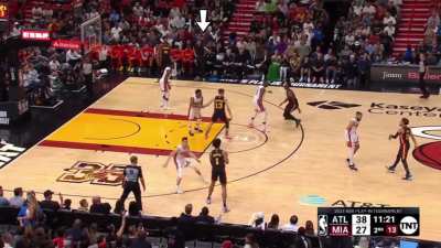 [Highlight] Quin Snyder coaches a play from the sideline, then celebrates when it’s executed correctly