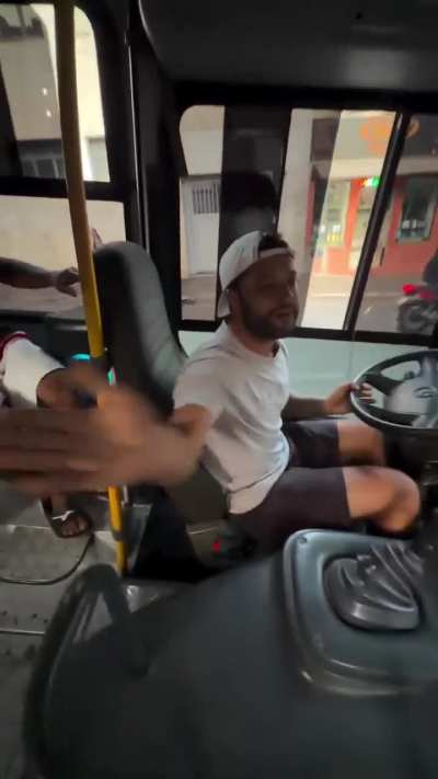 O cara comprou um ônibus