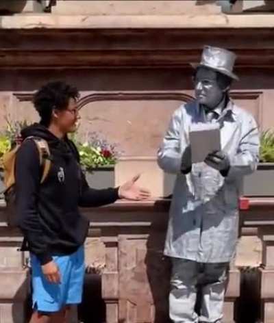 a est&aacute;tua &eacute; um g&ecirc;nio
