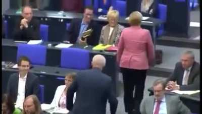 Almanya meclis başkanı, k&uuml;rs&uuml;de milletvekili konuşurken konuşan Merkel'i konuştuğu i&ccedil;in cezalandırıp arka sıraya g&ouml;nderdi.