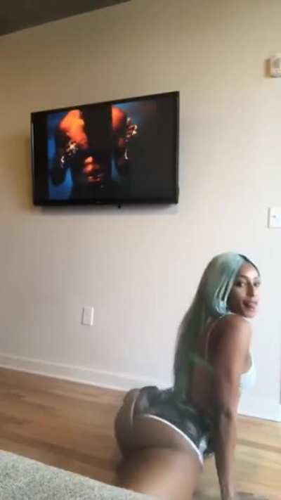 IG live throwing ass