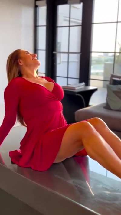 Pen&eacute;lope Menchaca ense&ntilde;ado el culo en el reflejo de la mesa.