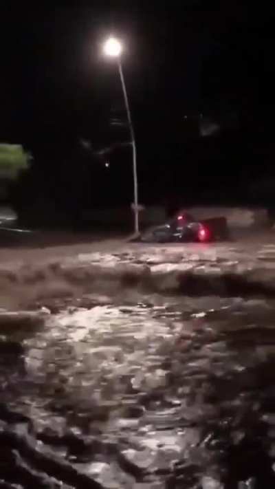 Temporal en Córdoba: Se mandó con la camioneta y tuvo que ser rescatado por los bomberos