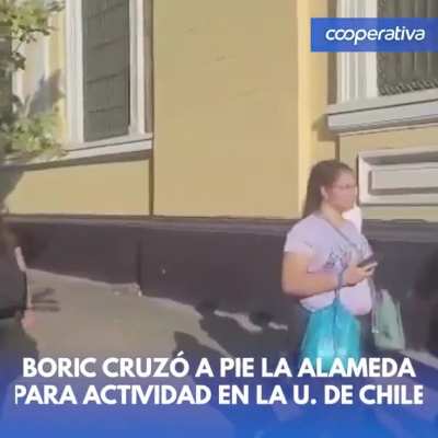 Boric cruz&oacute; a pie la Alameda para actividad en la U. de Chile