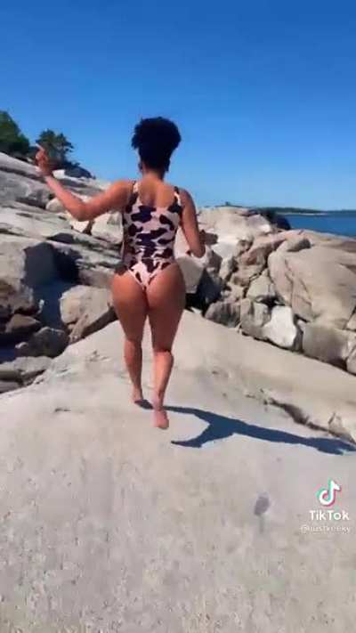 Love to see her leave 🍑🍑🍑