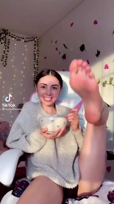 I&rsquo;m obsessed with her long feet and toes
