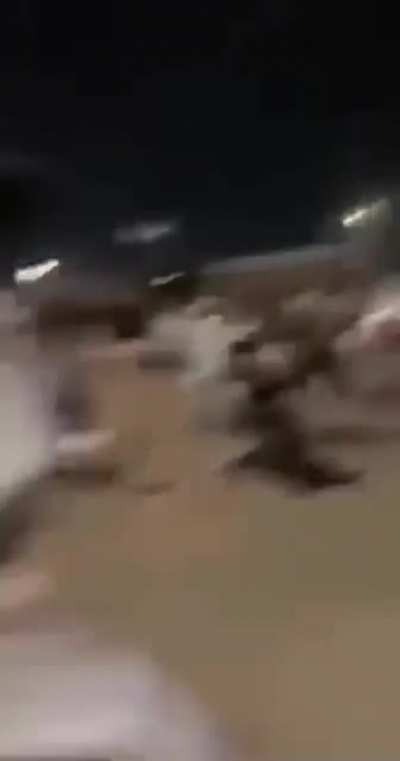 &ldquo;مقطع متداول لعسكري يفاجئ مجموعة من الشباب مُخالفين للإحترازات الصحية.&rdquo; مع تعديل بسيط