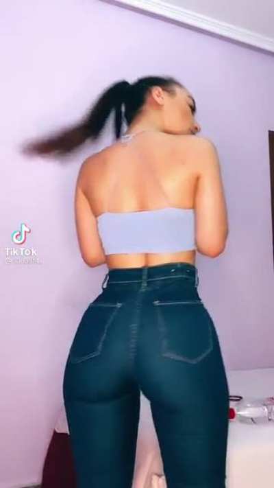 That ass is unreal 😳🤤