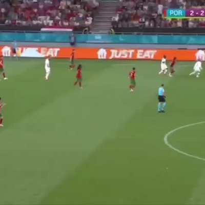 João Palhinha defending skills against Kante and Pogba.