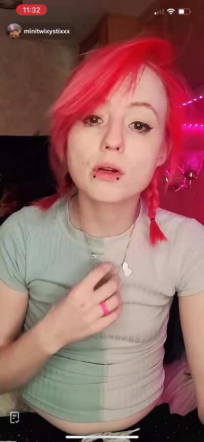 Wendy&rsquo;s girl shows off feet