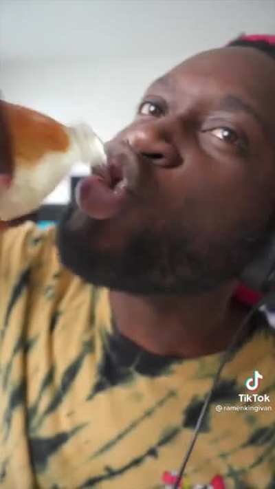 Bro dis nigga gotta be fried or he fr struggling in life