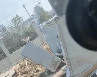 Construction worker pranks his friend by breaking the Porta potty he&rsquo;s using