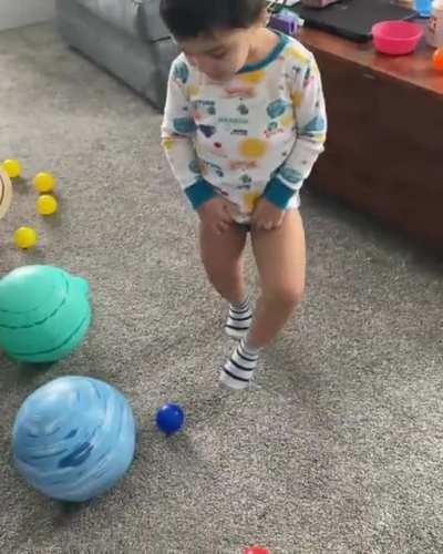This 3 y/o naming the planets, their moons, &amp;amp; the dwarf planets