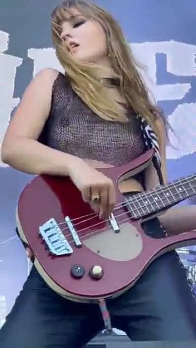 Victoria De Angelis