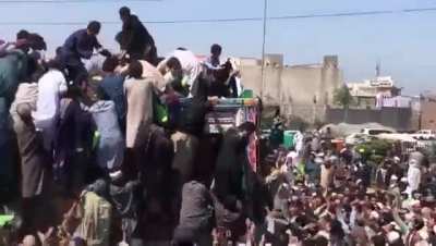 Another truck carrying &lsquo;atta&rsquo; is looted in Peshawar, situation in a Nuclear Powered Nation