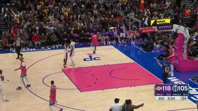 [Highlight] AD throws a ferocious lob from Lebron for 48 points