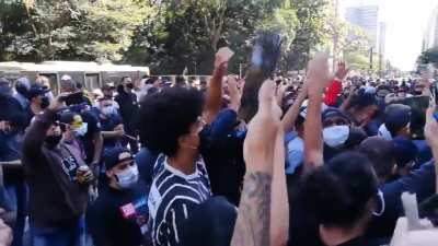 "Doutor, eu n&atilde;o me engano: o Bolsonaro &eacute; miliciano". Torcida do Corinthians mandando a real com um samba