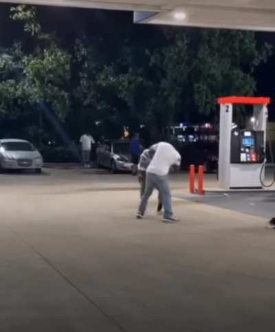 Gun falls out during fight w/ both parties ignoring it and resolving with fists