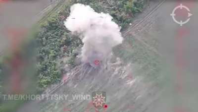 Drone footage of a Ukrainian M30A1 strike fired from an M142 HIMARS against a Russian 2S4 "Tyulpan" 240 mm self-propelled heavy mortar. The crew was not able to escape the impact.