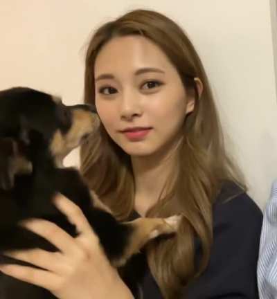 Tzuyu starring at Kaya