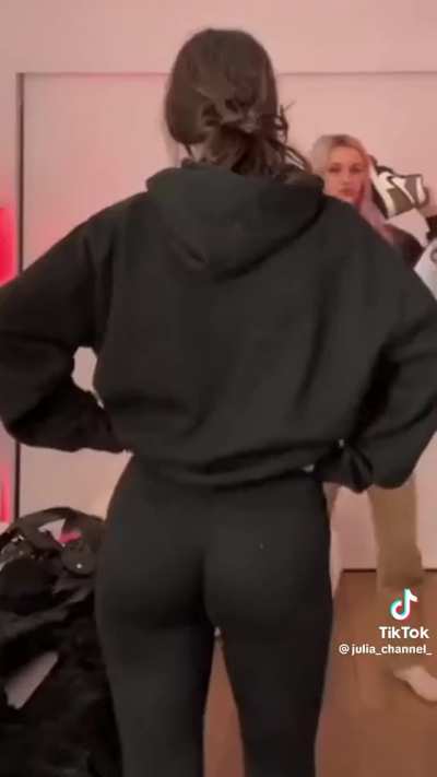 You come home to Charli D'amelio tight ass dancing to another man while (immediately u wet ur pants in pleasure)