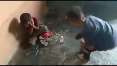 İbo ile Fatih kimin g&ouml;tten yiyeceğine b&ouml;yle karar veriyorlar. Kafası sağlam kalan g*tten yiyor.