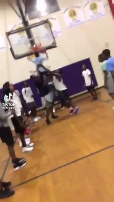 Why didn&rsquo;t lil nigga hang on the rim😭😭