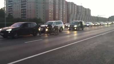 "Велосипедист спецназа" vs "агрессивные пассажиры Porshe"