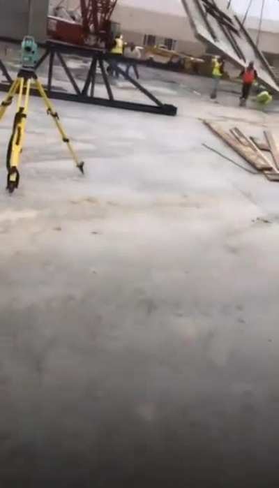 Crane collapses