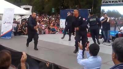 Los polic&iacute;as en M&eacute;xico son buenos para bailar pero no para hacer su trabajo.