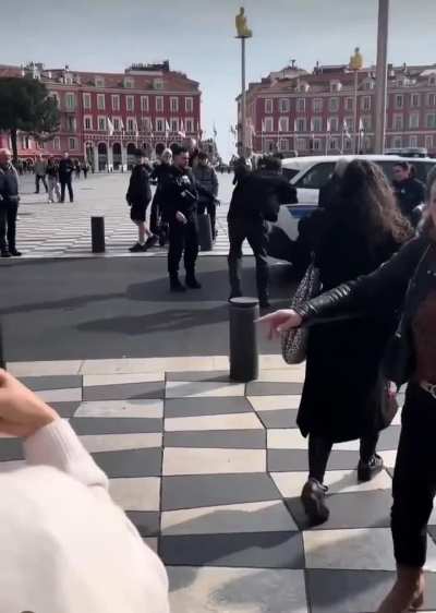 Siempre Víctimas. En Niza, sionista simula agresion frente a protesta contra Genocidio en Gaza, quedó como un boludo, estaba todo filmado.