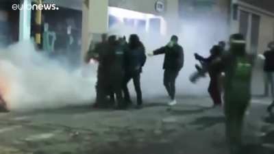 Pasto: Protesters sets fire to Police Officers