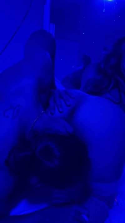 Eating ass & tongue fucking while peaking! 