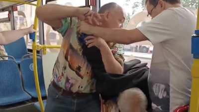 В Москве пассажиры автобуса избили и сдали в полицию 87-летнего пенсионера, который, как им показалось, нелестно отозвался о ЧВК &laquo;Вагнер&raquo;. По их версии, проезжая мимо мемориала наёмникам он назвал вагнеровцев убийцами.