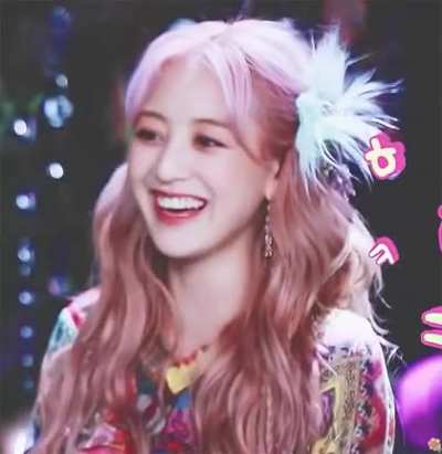 Brightly smiling Jihyo